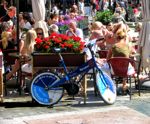 Cafégæster og en bycykel