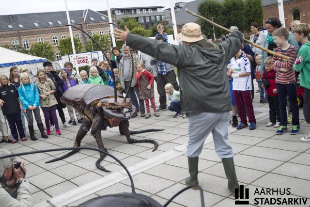 Festuge arrangement med kæmpe insekter