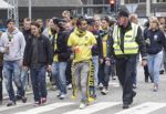 Brøndby fans følges rundt i Aarhus af politiet. 