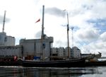 Sejlskib foran DLG på havnen 