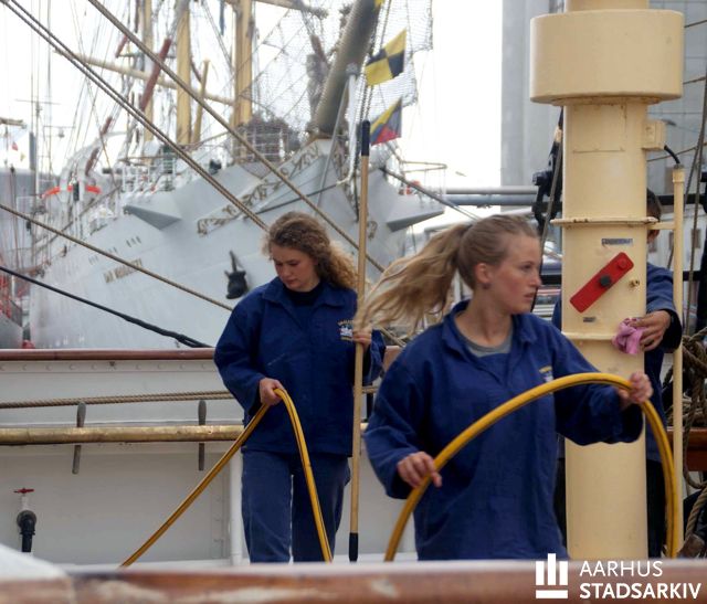 Mandskab på sejlskib til Tall Ships Races.