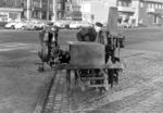 Brolægger og brolæggermaskine på havnen