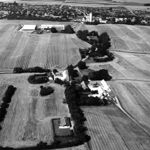 Luftfoto af landsbyen Hjelmager