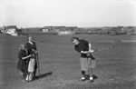 Stapleford-match, Århus Golfklub. Fru Grosserer H.A. Langballe slår mens Frøken Wohlert ser til