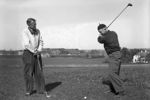 Stapleford-match i Århus Golfklub. Læge E. Winther betragter Læge P. Selmer