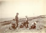 Medlemmer af Weis-familien ved Hornbæk Strand